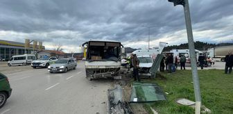 Amasya'da midibüs ile hafif ticari aracın çarpıştığı kazada 6 kişi yaralandı