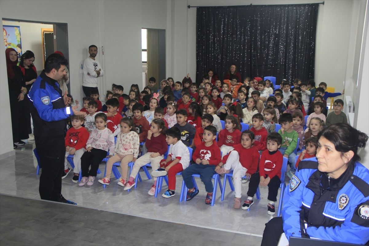 Amasya'da öğrencilere trafik kuralları ve güvenli internet kullanımı eğitimi verildi