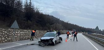 Amasya'da refüje çarpan otomobildeki 4 kişi yaralandı