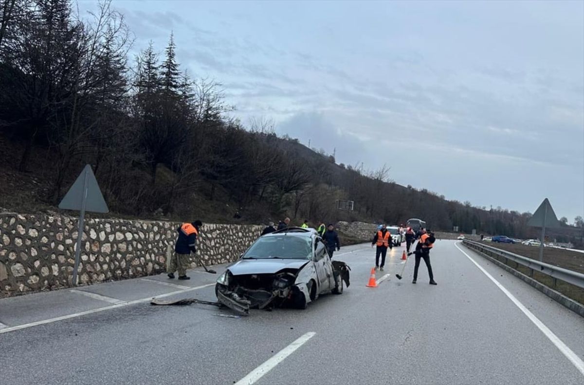 Amasya'da refüje çarpan otomobildeki 4 kişi yaralandı