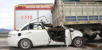 Amasya'da tıra çarpan otomobildeki 2 kişi öldü