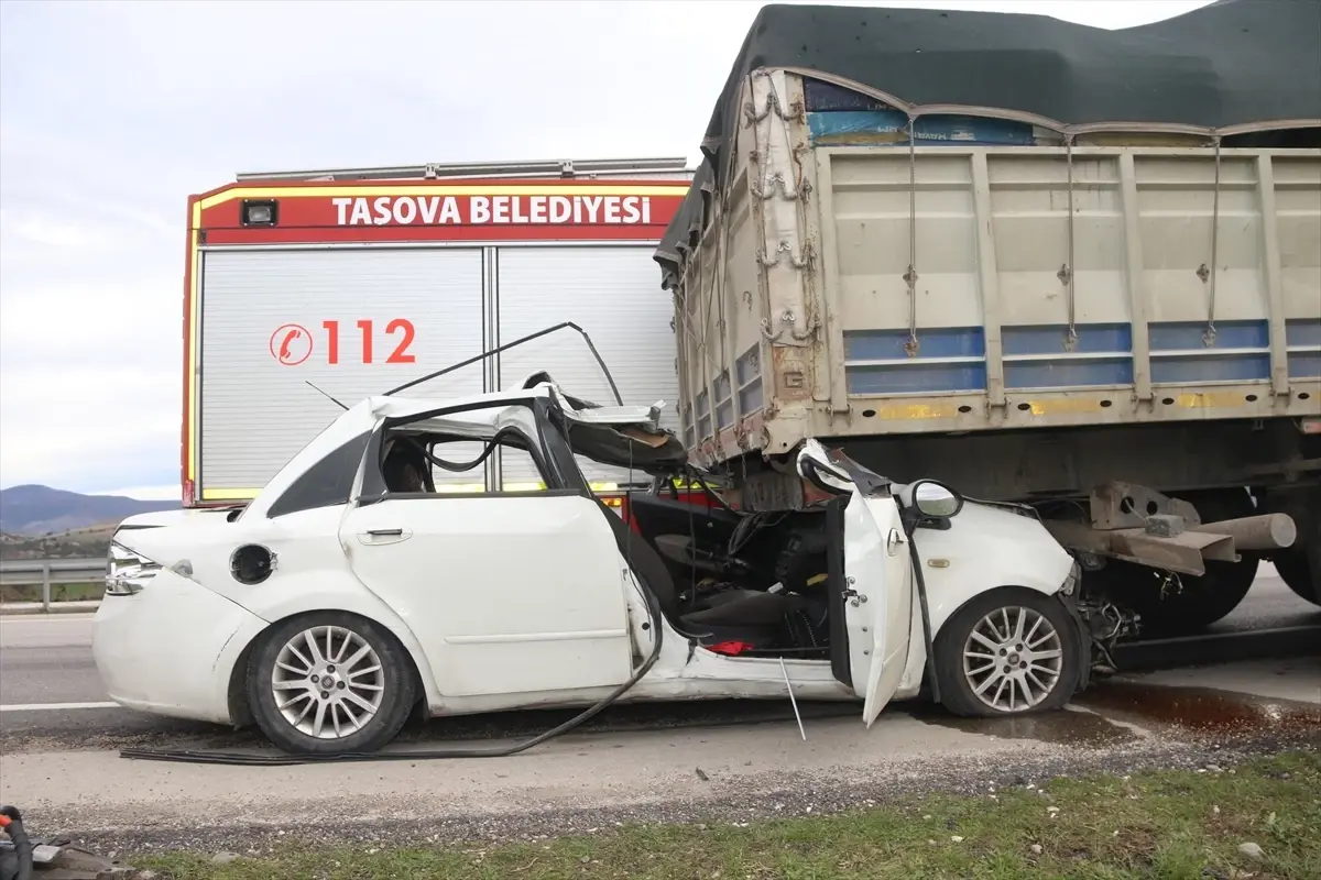Amasya'da tıra çarpan otomobildeki 2 kişi öldü