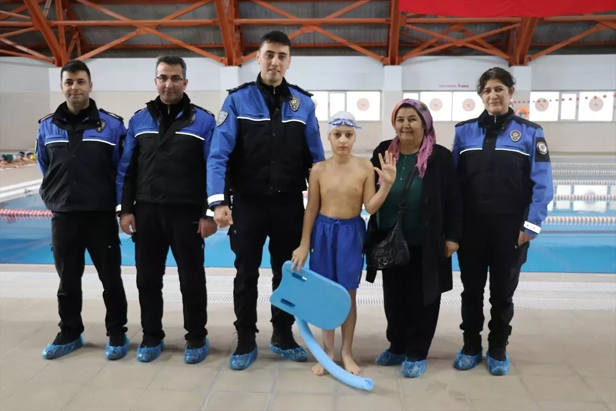 Amasya'da yüzme kursunun son gününü kaçıran Ayaz'ın isteğini polis yerine getirdi
