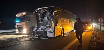 Anadolu Otoyolu'nda otobüs ile çekicinin çarpıştığı kazada 1 kişi öldü, 15 kişi yaralandı
