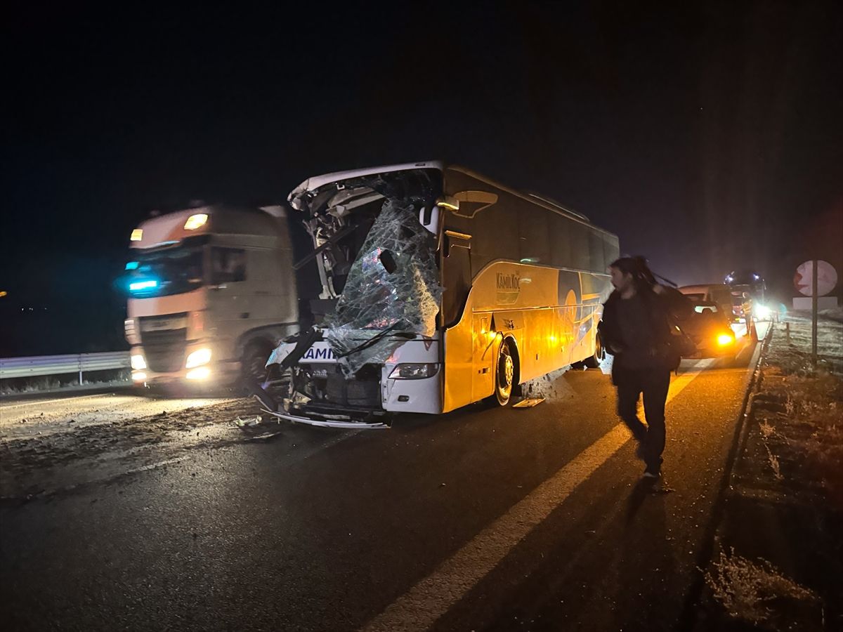 Anadolu Otoyolu'nda otobüs ile çekicinin çarpıştığı kazada 1 kişi öldü, 15 kişi yaralandı