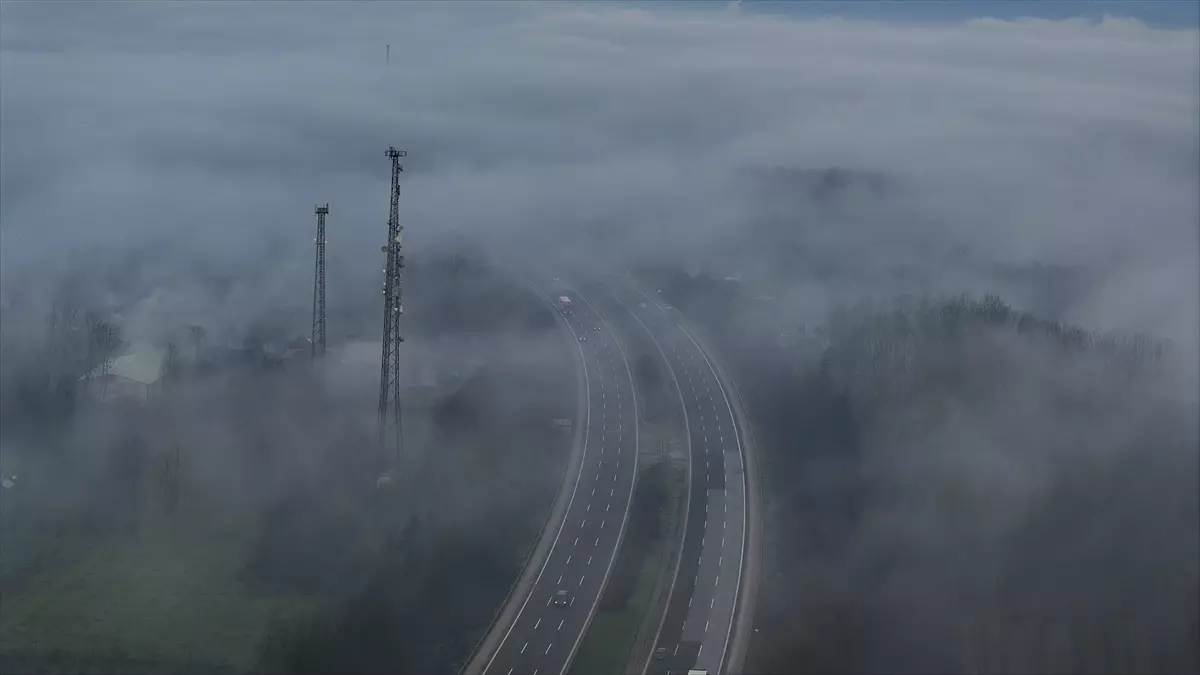Anadolu Otoyolu'nun Düzce kesiminde sis etkili oldu