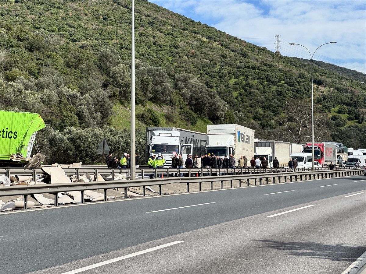 Anadolu Otoyolu'nun İstanbul yönü, Kocaeli kesimindeki kaza nedeniyle ulaşıma kapandı