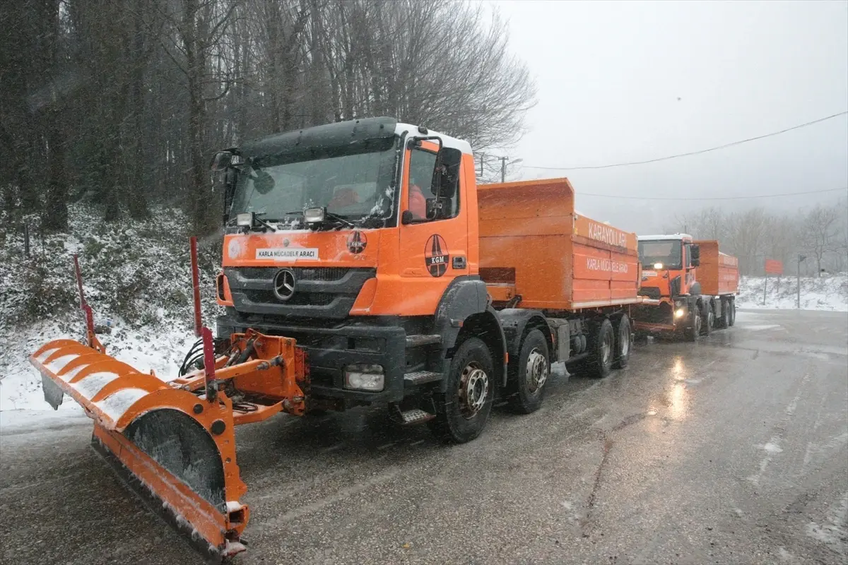 Anadolu Otoyolu ve D-100 kara yolunun Bolu Dağı geçişinde kar yağışı başladı