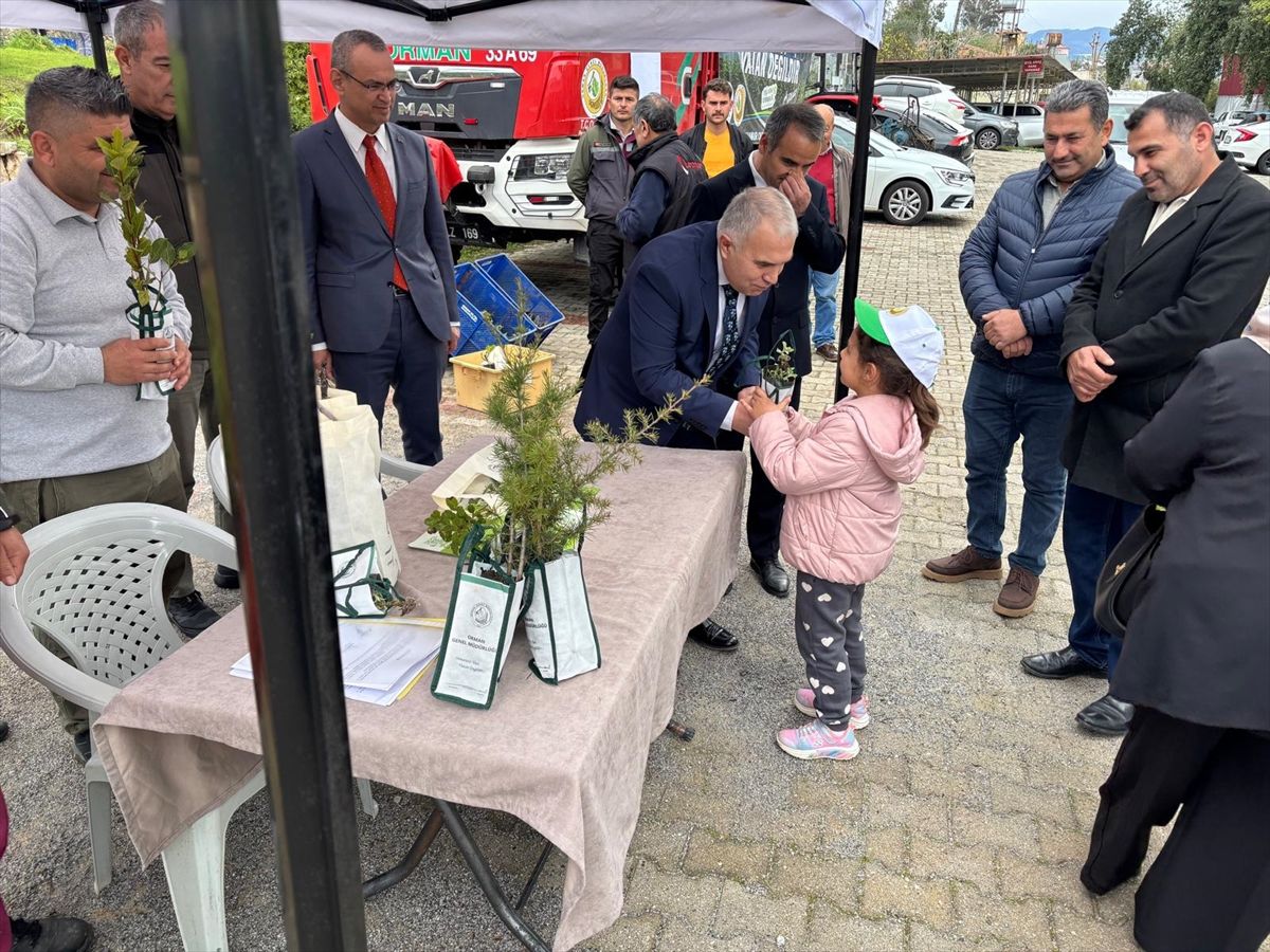 Anamur ilçesinde öğrencilere fidan dağıtıldı