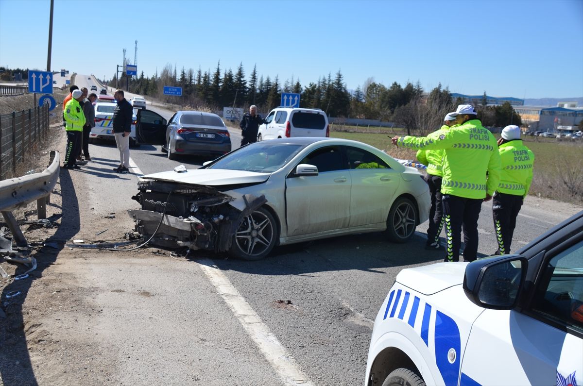 Ankara'da bariyerlere çarpan otomobilin sürücüsü yaralandı