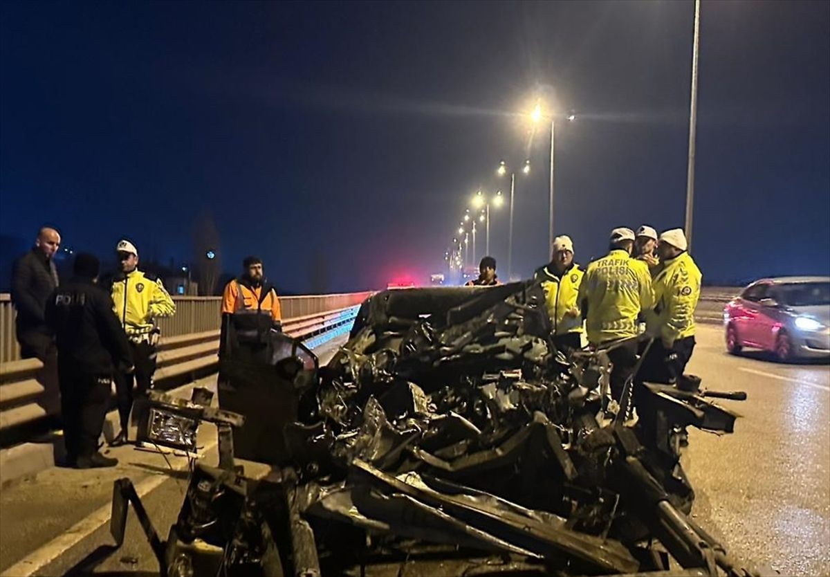 Ankara'da otomobilin tıra arkadan çarptığı kazada sürücü ağır yaralandı