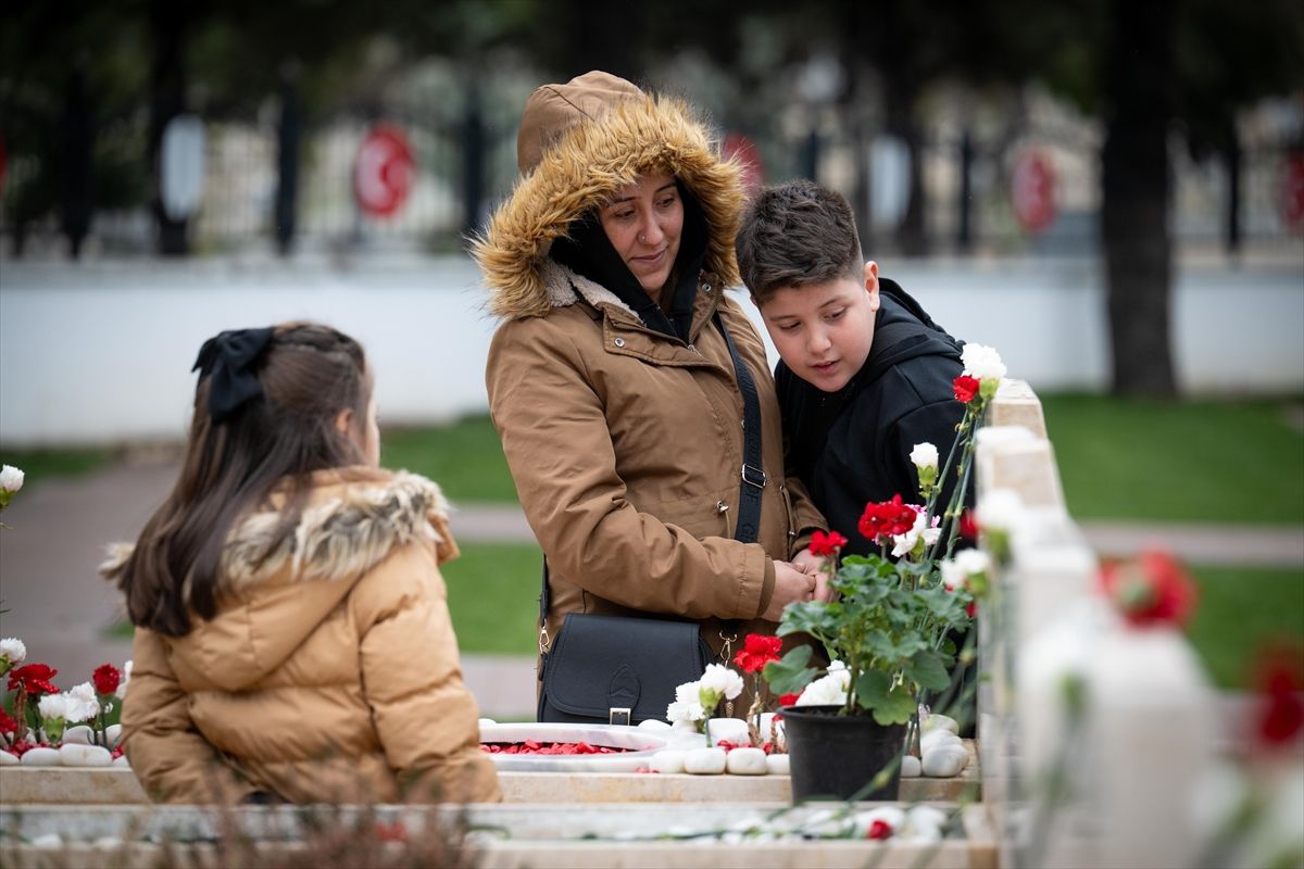 Ankara'daki Karşıyaka mezarlığında bayram yoğunluğu yaşandı