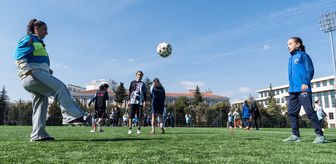 Anneler ve kızları 8 Mart'ta futbol sahasında