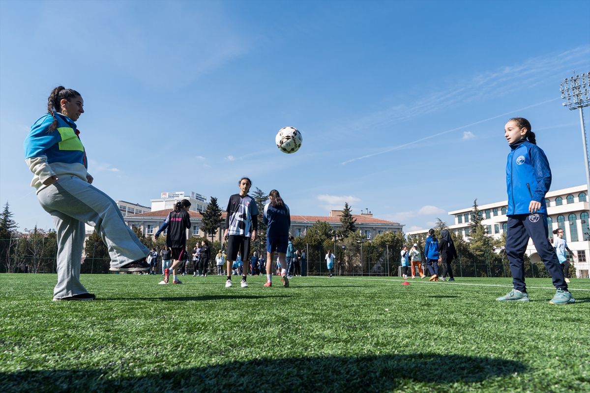 Anneler ve kızları 8 Mart'ta futbol sahasında
