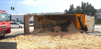 Antakya ilçesinde devrilen hafriyat kamyonunun sürücüsü yaralandı