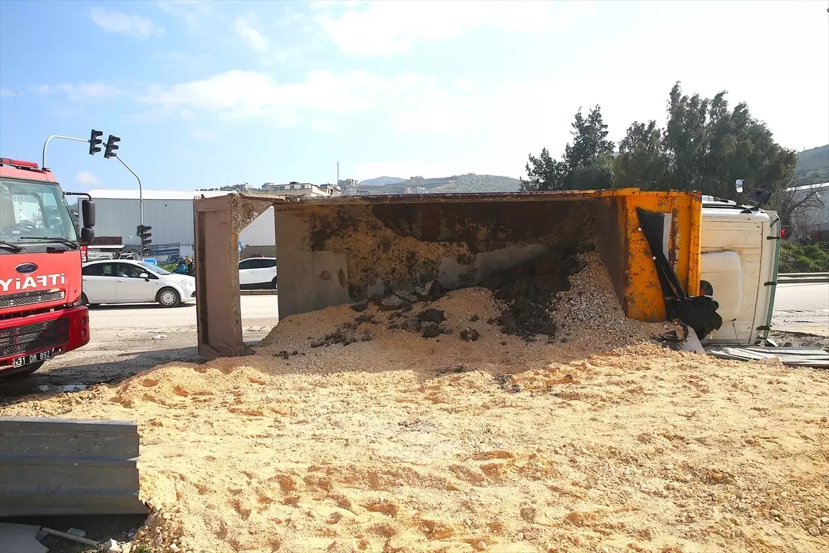 Antakya ilçesinde devrilen hafriyat kamyonunun sürücüsü yaralandı