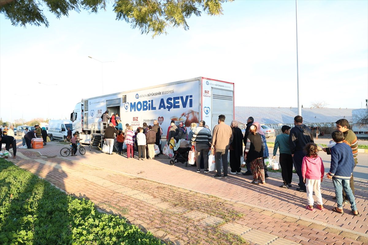 Antalya Büyükşehir Belediyesi mobil aşeviyle ikramlarını sürdürüyor
