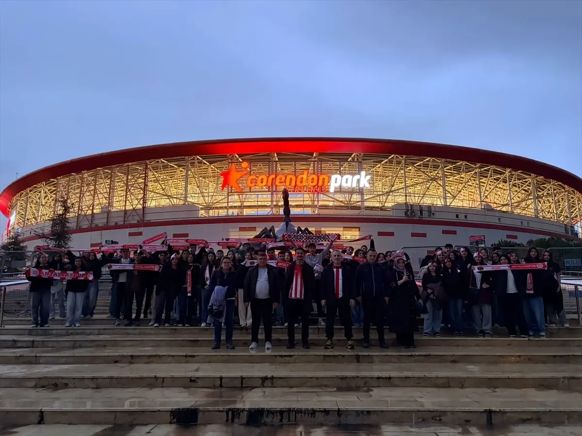 Antalya'da 80 öğrenci Antalyaspor-Samsunspor maçının ardından tribünü temizledi