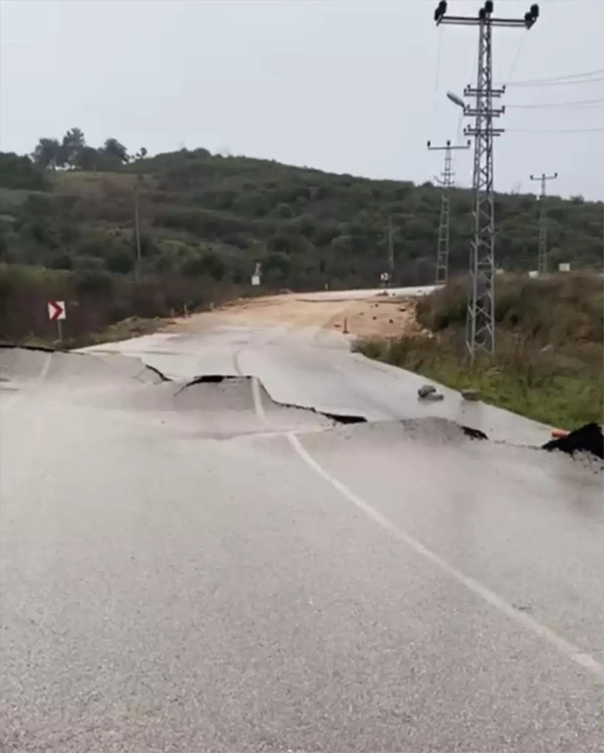 Antalya'da Adrasan'ı Belen Mahallesi'ne bağlayan yol heyelan nedeniyle trafiğe kapatıldı