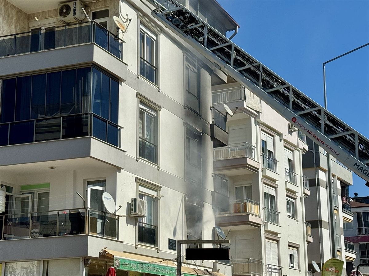 Antalya'da apartman dairesinde çıkan yangında 6 kişi dumandan etkilendi