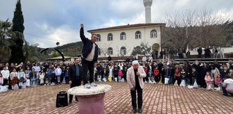 Antalya'da çocuklara bayram şekeri dağıtma geleneği sürdürüldü