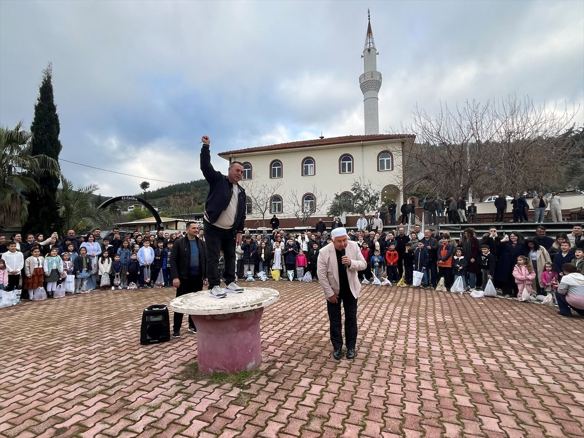 Antalya'da çocuklara bayram şekeri dağıtma geleneği sürdürüldü