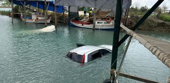 Antalya'da dereye düşen otomobildeki 3 kişi yüzerek kurtuldu