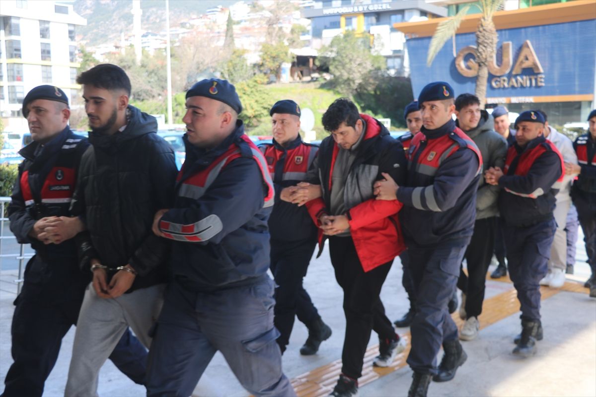 Antalya'da dolandırıcılık operasyonunda yakalanan 6 zanlı tutuklandı
