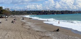 Antalya'da güneşli havayı fırsat bilenler sahillerde vakit geçirdi
