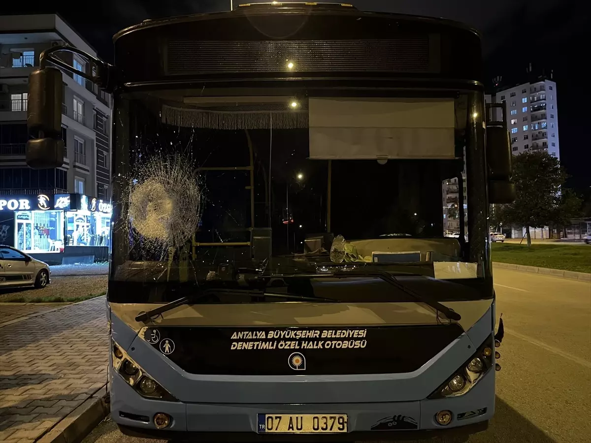 Antalya'da halk otobüsünün araç ve yayalara çarpması sonucu 5 kişi yaralandı