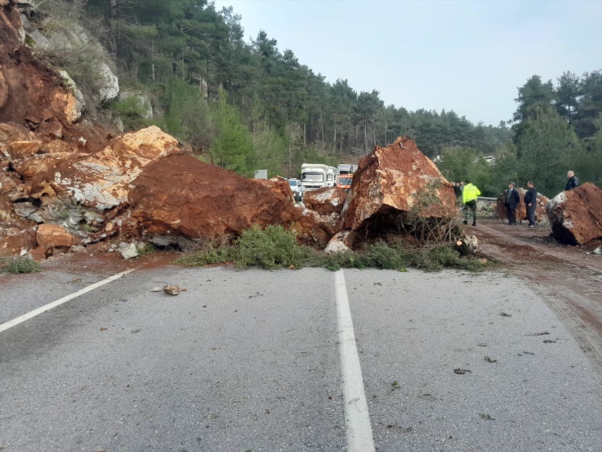 Antalya'da heyelan sonucu kapanan kara yolu çalışmaların ardından ulaşıma açıldı