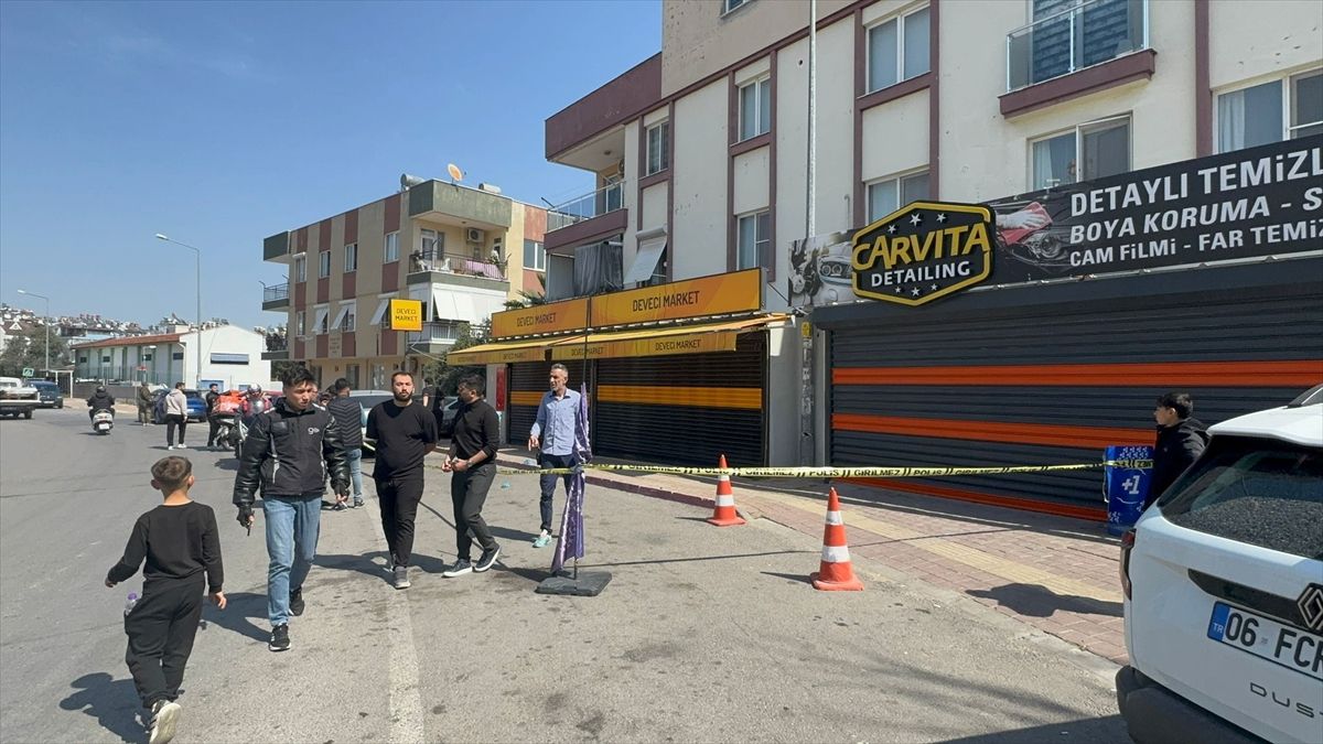Antalya'da iki esnaf arasında çıkan silahlı kavgada 1 kişi öldü, 2 kişi yaralandı