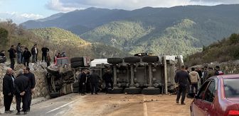 Antalya'da iki otomobil ile tırın çarpıştığı kazada 1 kişi öldü, 3 kişi yaralandı