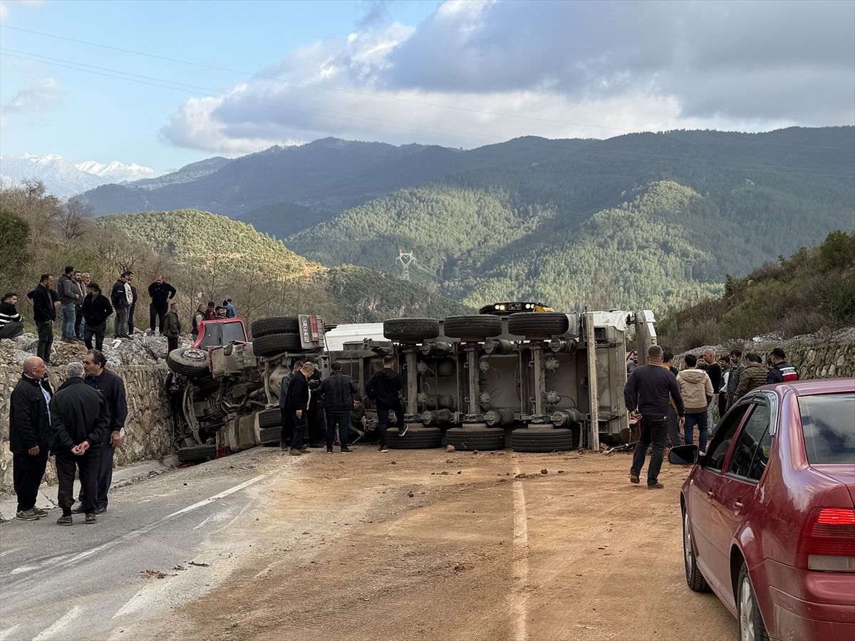 Antalya'da iki otomobil ile tırın çarpıştığı kazada 1 kişi öldü, 3 kişi yaralandı