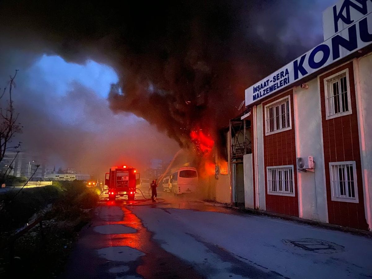Antalya'da inşaat firmasına ait depoda çıkan yangın söndürüldü