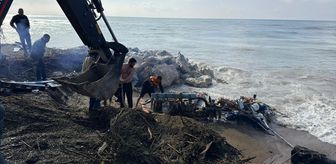 Antalya'da kayalıklara çarpan tekne parçalandı