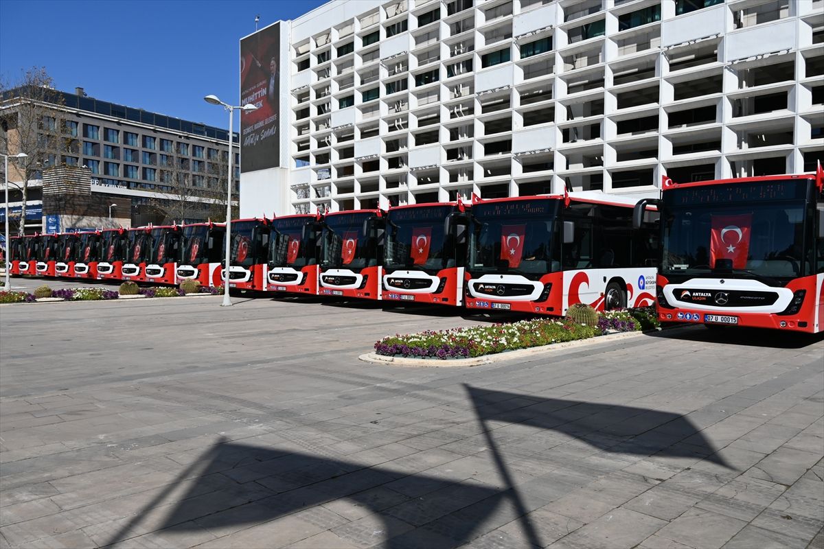Antalya'da kent içi toplu taşıma için yeni otobüsler hizmete alındı