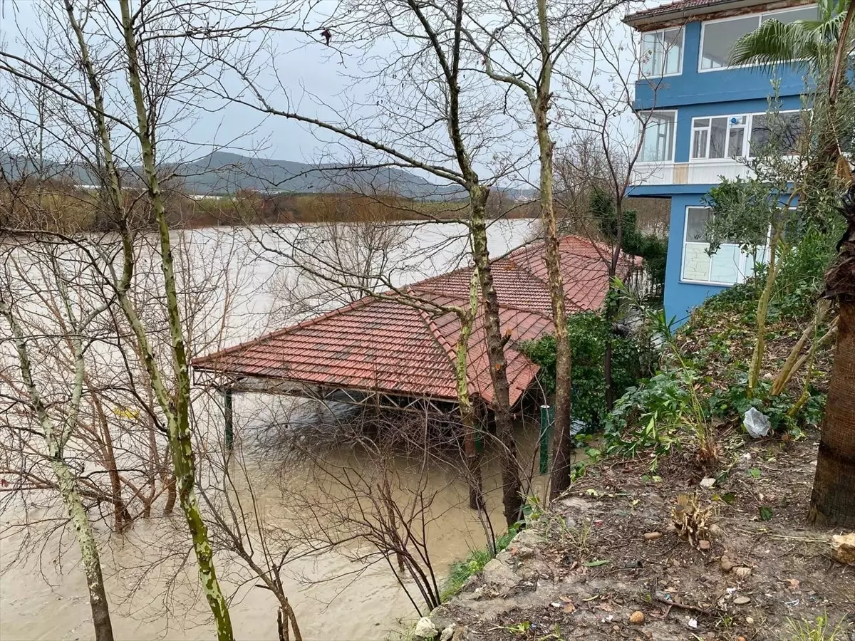Antalya'da kuvvetli rüzgar ve sağanak etkili oluyor