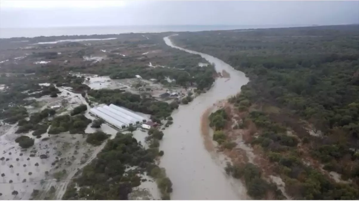 Antalya'da kuvvetli rüzgar ve sağanak etkili oluyor