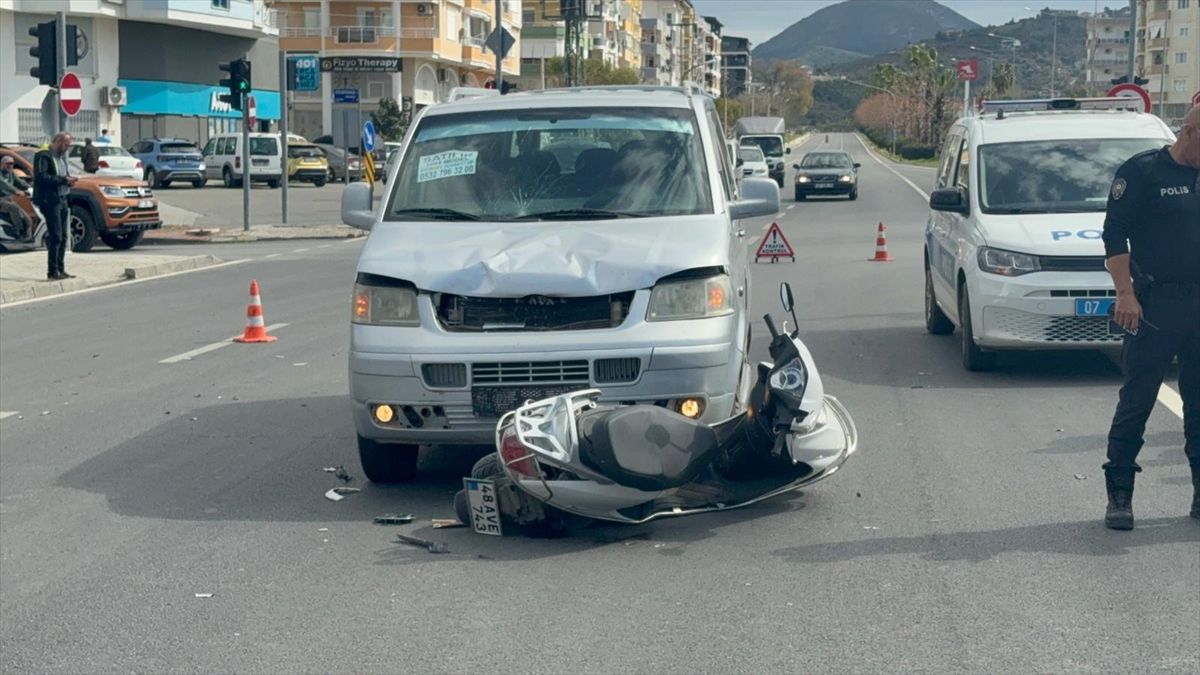 Antalya'da panelvan ile çarpışan motosikletteki 2 kişi yaralandı