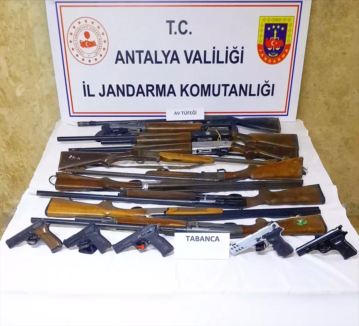 Antalya'da ruhsatsız silah operasyonunda 5 kişi yakalandı
