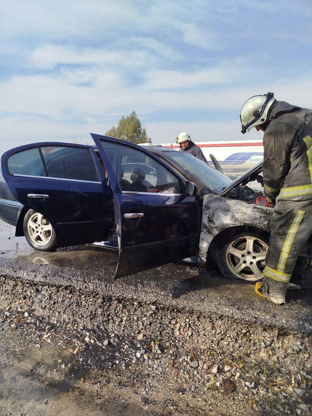 Antalya'da seyir halindeki otomobilde çıkan yangın söndürüldü