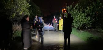 Antalya'da su basan barınaktaki 27 köpek botlar yardımıyla kurtarıldı
