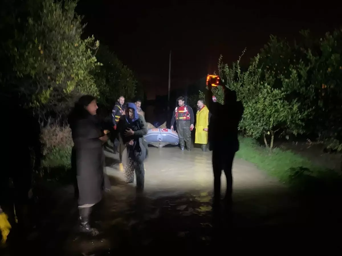 Antalya'da su basan barınaktaki 27 köpek botlar yardımıyla kurtarıldı