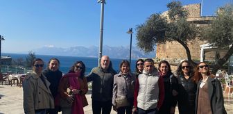 Antalya'da turizm çalışanları, Kaleiçi'nde 'Edebiyat Yürüyüşü' düzenledi