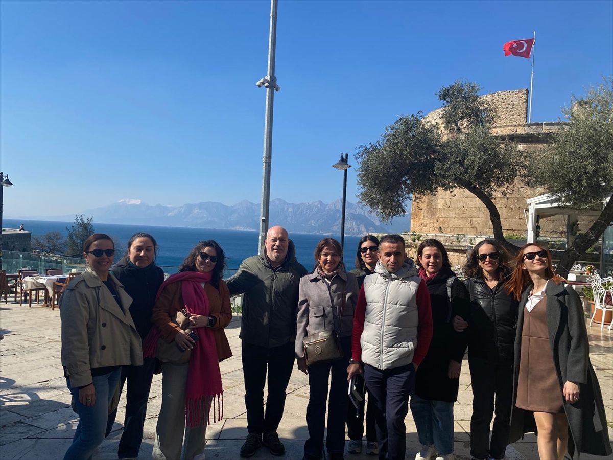 Antalya'da turizm çalışanları, Kaleiçi'nde 'Edebiyat Yürüyüşü' düzenledi
