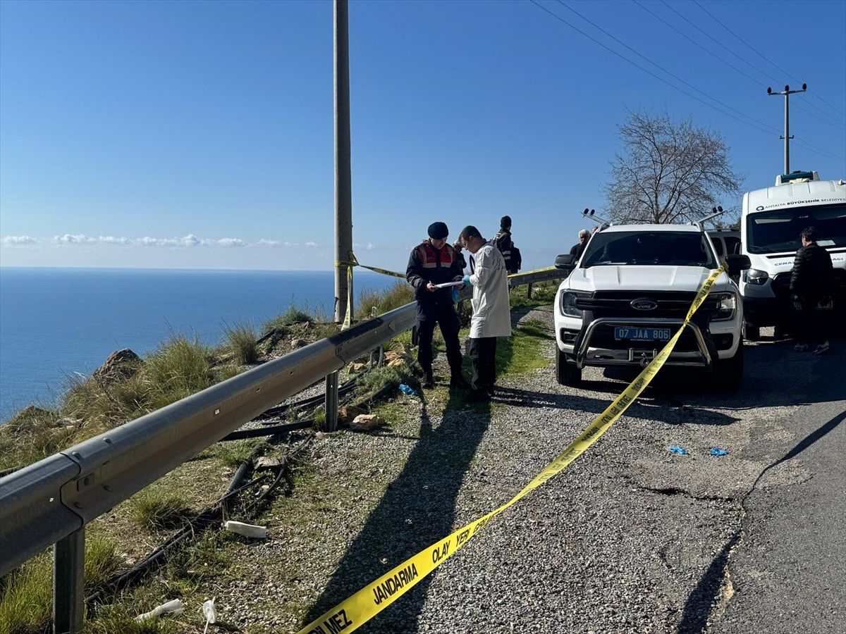 Antalya'da yol kenarında kadın cesedi bulundu