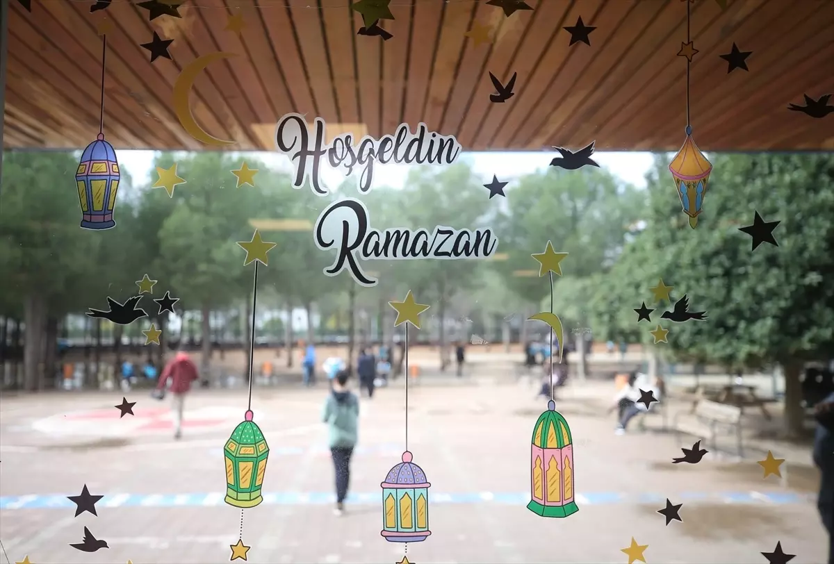Antalya, Isparta ve Burdur'da süslenen okullarda ramazan heyecanı yaşatılıyor