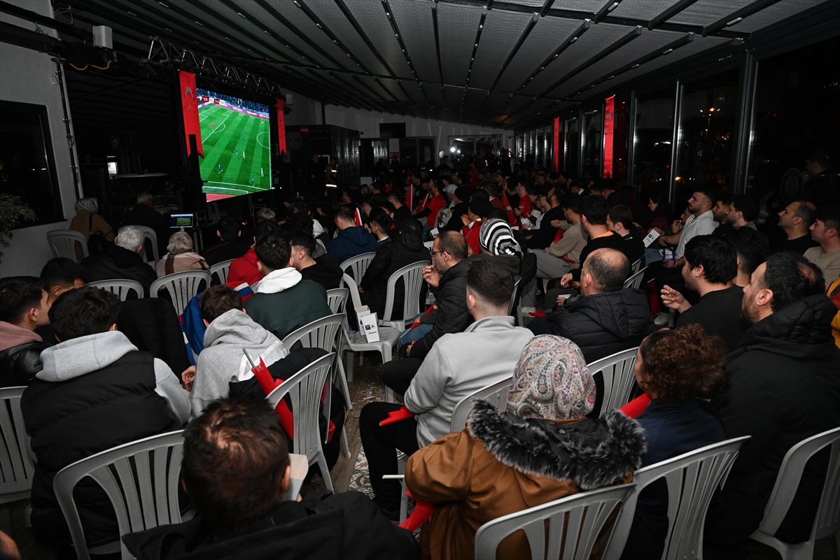 Antalya ve Isparta'da Kosova-Türkiye milli maçı dev ekranlardan izlendi
