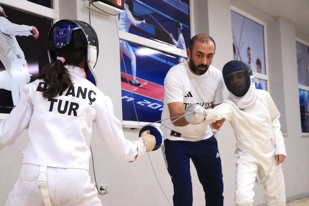 Antrenör babasının desteğiyle başladığı eskrimde milli takımı hedefliyor